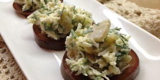 Закуска из черных помидоров с сыром