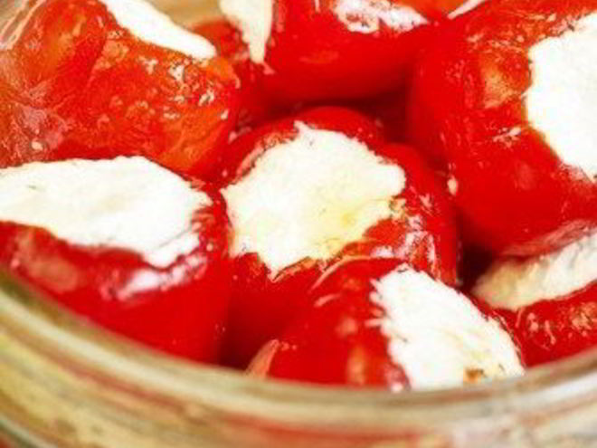 Рецепт закуски из фаршированных козьим сыром наваррских перцев пикийо