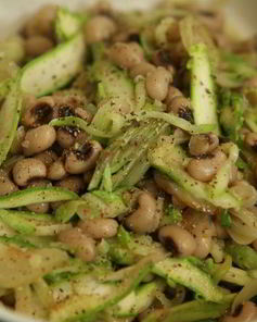 Закуска из фасоли с цукини и спаржей