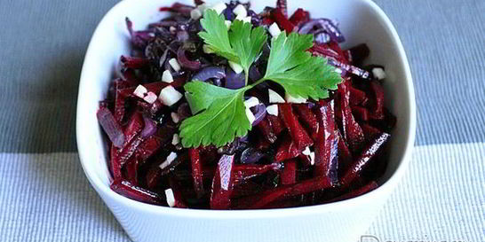 Закуска из маринованной свеклы с луком