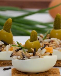 Закуска из разноцветного риса и яиц