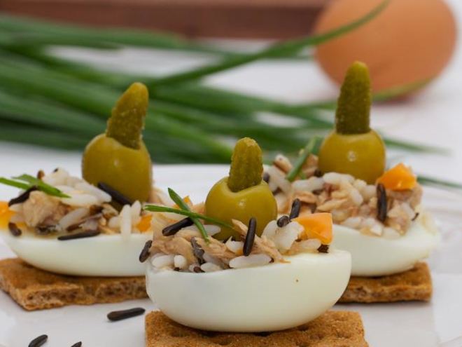 Рецепт закуски из разноцветного риса и яиц