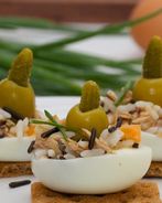 Закуска из разноцветного риса и яиц