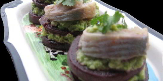 Закуска из свеклы, авокадо и сельди