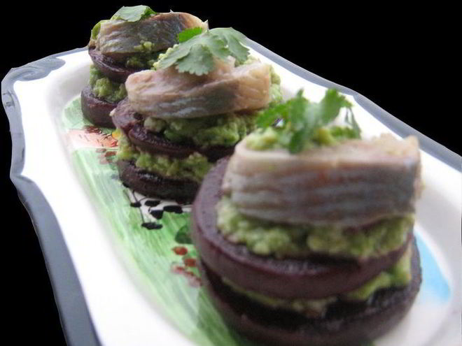 Рецепт закуски из свеклы, авокадо и сельди