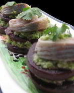 Закуска из свеклы, авокадо и сельди