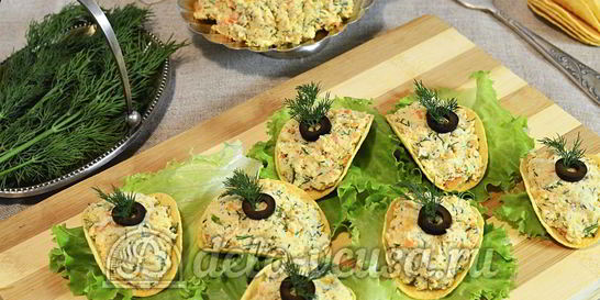 Закуска на чипсах с курицей