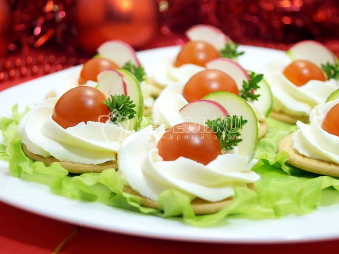 Рецепт закуски на крекерах праздничная