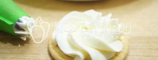 закуска на крекерах праздничная. Шаг 2