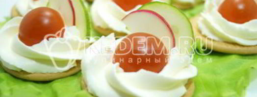 закуска на крекерах праздничная. Шаг 4