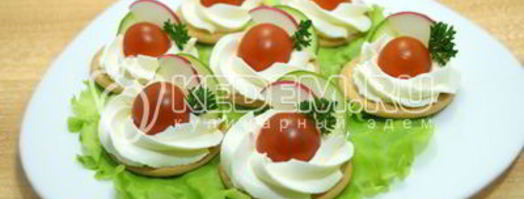 закуска на крекерах праздничная. Шаг 5