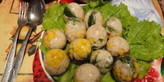 Заливные яйца с рыбой и ветчиной