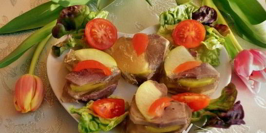 Заливные языки с яблоком