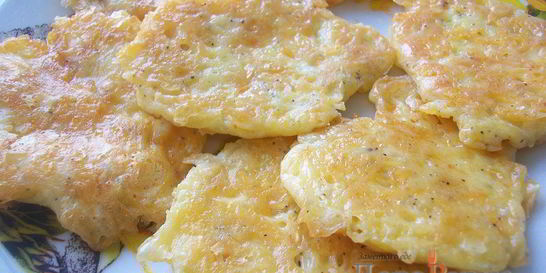 Жареный сыр с яйцом