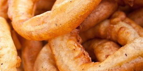 Золотистые луковые кольца в панировке