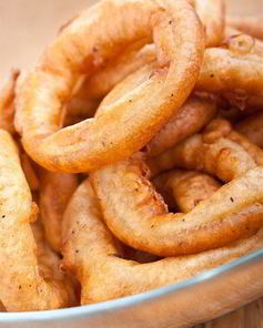 Золотистые луковые кольца в панировке