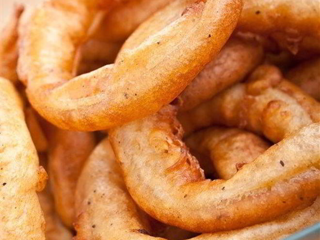 Рецепт золотистых луковых колец в панировке