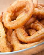 Золотистые луковые кольца в панировке